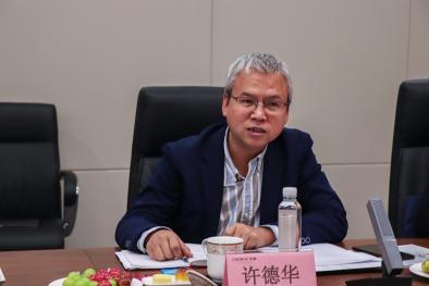 地大黄色直播
党委书记许德华介绍黄色直播
情况